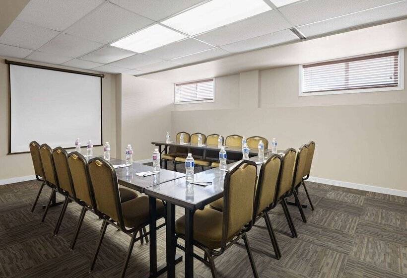 Hotel Travelodge By Wyndham Fort Mcmurray