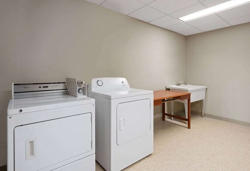 Hotel Travelodge By Wyndham Fort Mcmurray