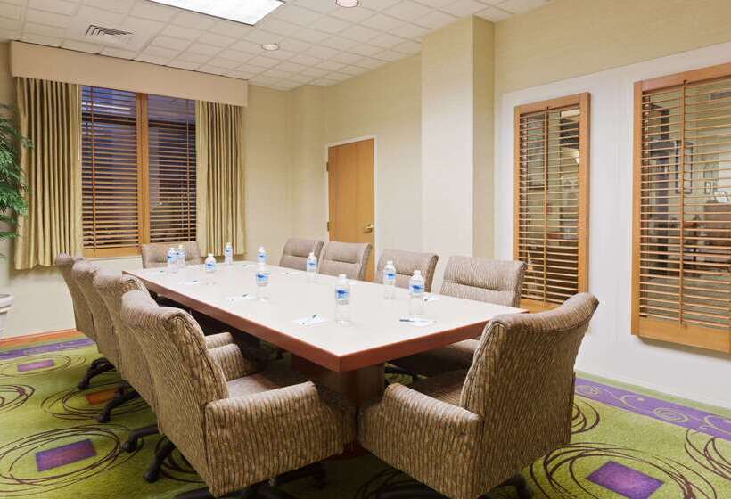 هتل Wingate By Wyndham Charlotte Airport