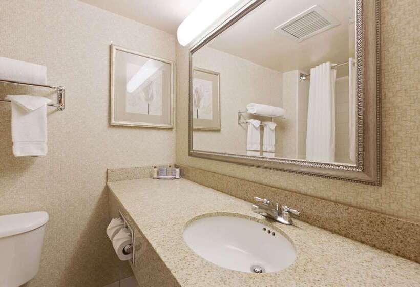 هتل Wingate By Wyndham Charlotte Airport