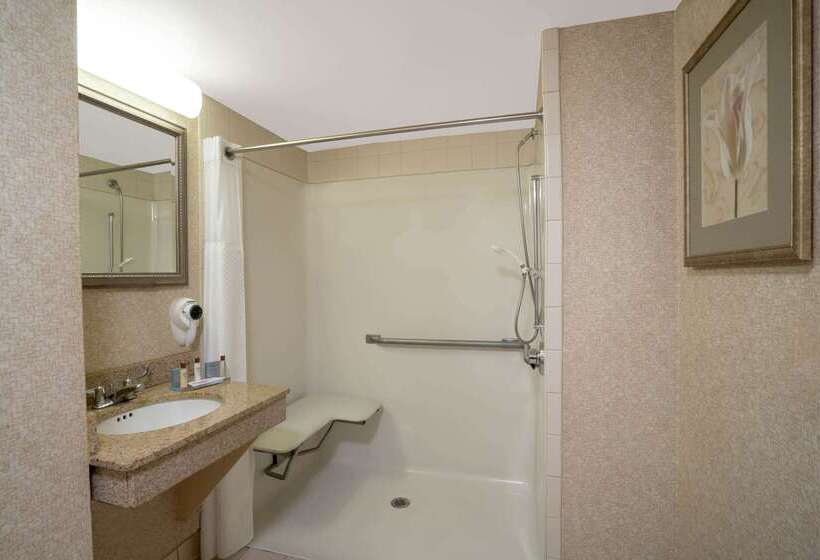 هتل Wingate By Wyndham Charlotte Airport