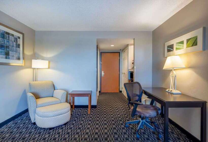 هتل Wingate By Wyndham Gillette Near Camplex