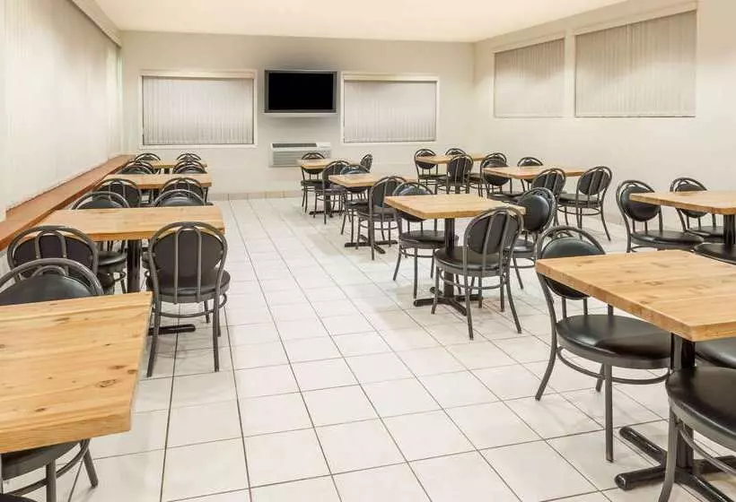 汽车旅馆 Super 8 By Wyndham Edmonton/west