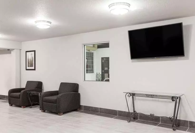 فندق على الطريق Super 8 By Wyndham Grande Prairie