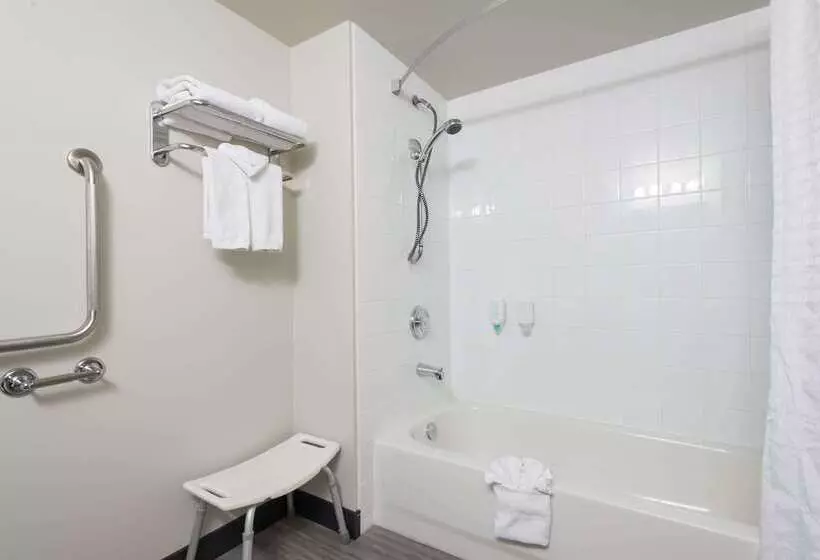 فندق على الطريق Super 8 By Wyndham Grande Prairie