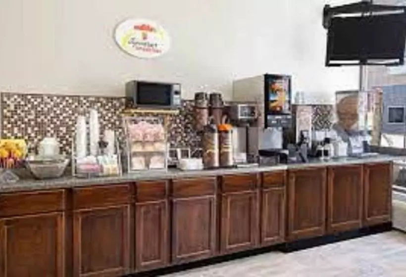 فندق على الطريق Super 8 By Wyndham Grande Prairie