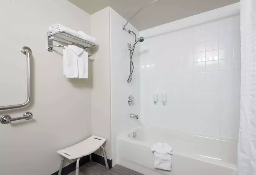 فندق على الطريق Super 8 By Wyndham Grande Prairie