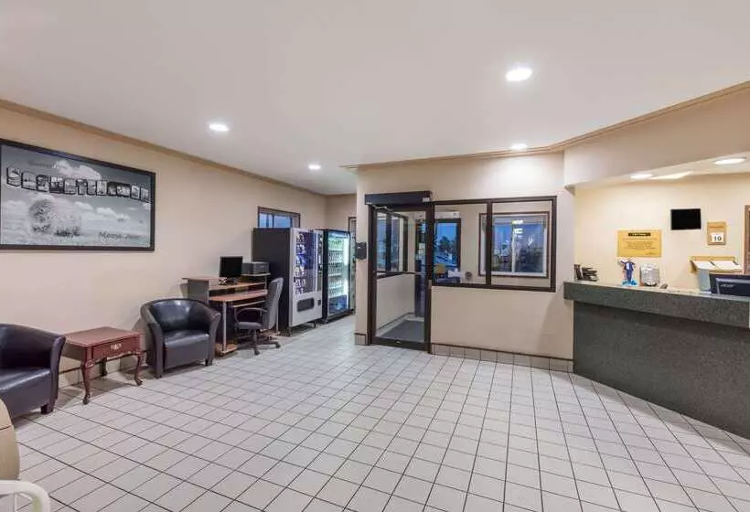 Motelli Super 8 By Wyndham Moose Jaw Sk