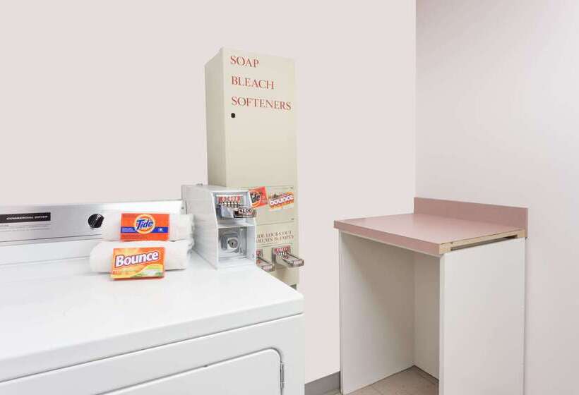 مُتل Super 8 By Wyndham Moose Jaw Sk