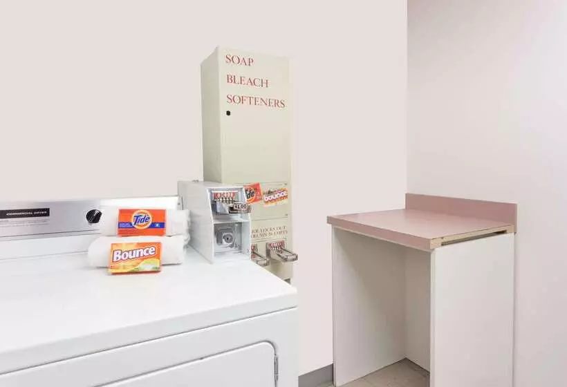 Motelli Super 8 By Wyndham Moose Jaw Sk