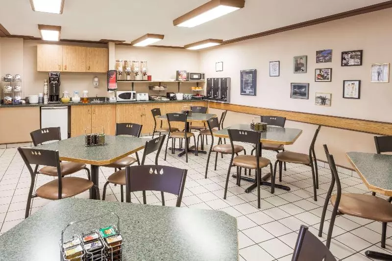 Motelli Super 8 By Wyndham Moose Jaw Sk