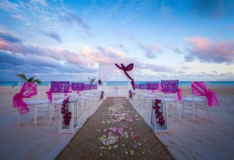 Resort Park Royal Beach Cancun  All Inclusive