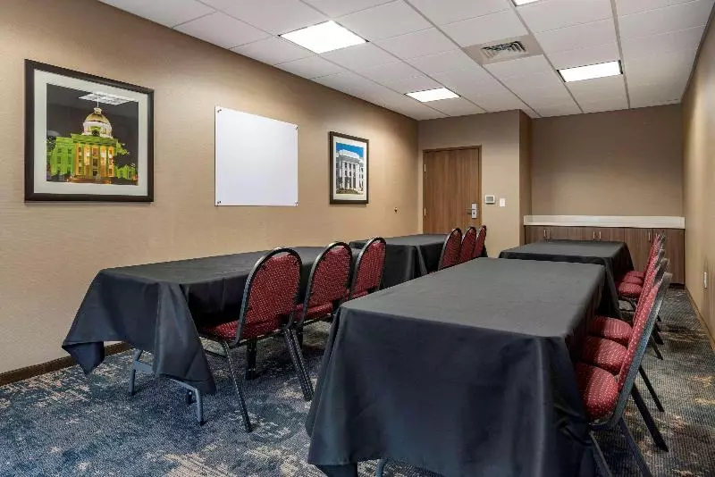 ホテル Comfort Inn & Suites Downtown Near University