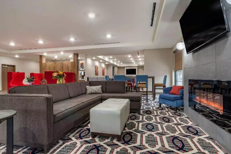 ホテル Comfort Inn & Suites Downtown Near University