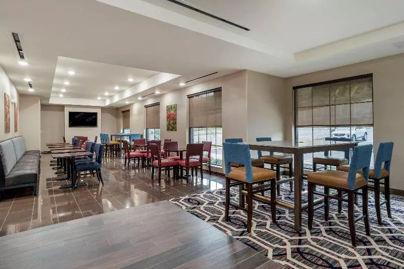 ホテル Comfort Inn & Suites Downtown Near University