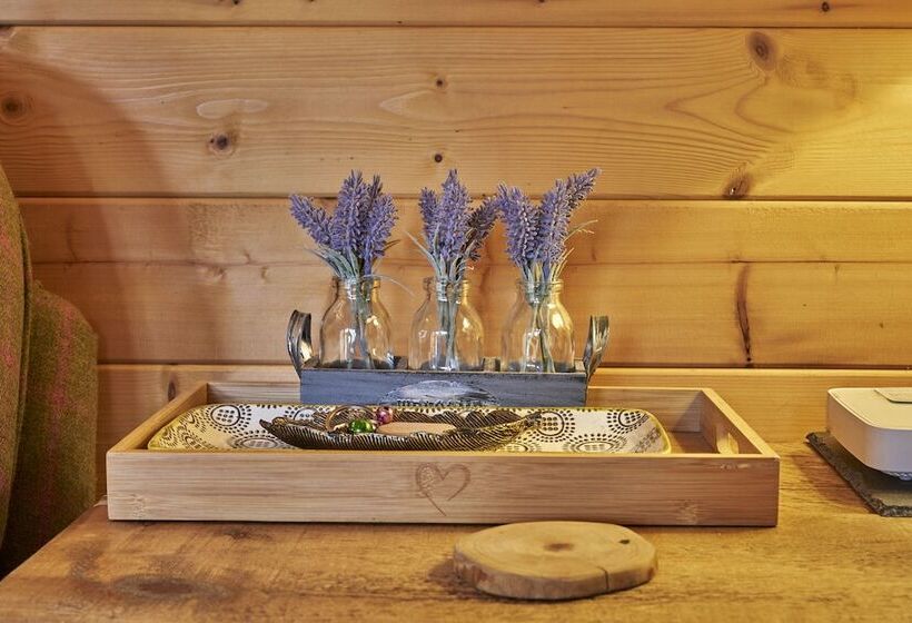 Punch Tree Lodge For Couples, Wood Burning Hot Tub