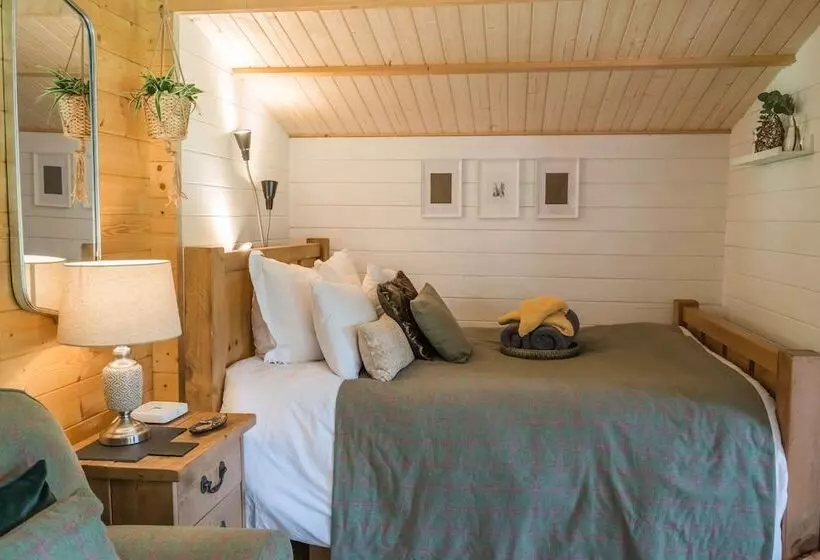 Punch Tree Lodge For Couples, Wood Burning Hot Tub