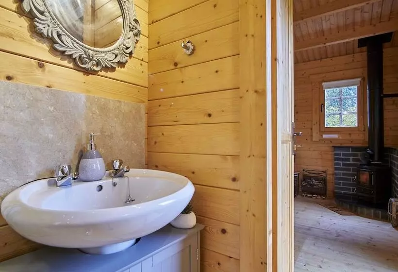 Punch Tree Lodge For Couples, Wood Burning Hot Tub