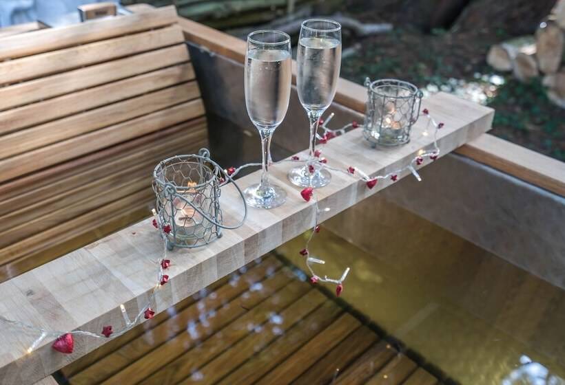 Punch Tree Lodge For Couples, Wood Burning Hot Tub