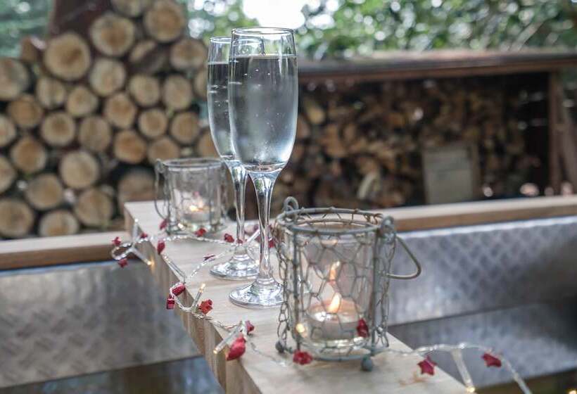 Punch Tree Lodge For Couples, Wood Burning Hot Tub