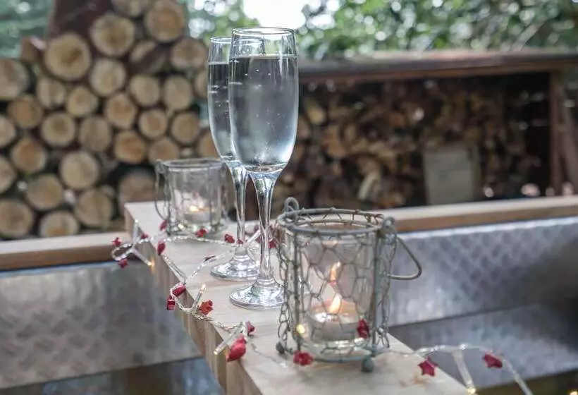 Punch Tree Lodge For Couples, Wood Burning Hot Tub