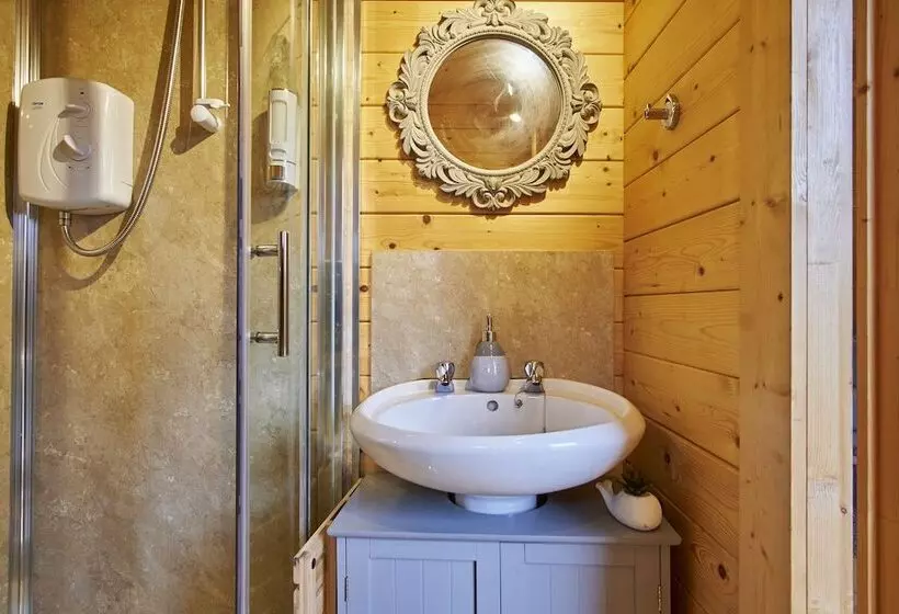 Punch Tree Lodge For Couples, Wood Burning Hot Tub