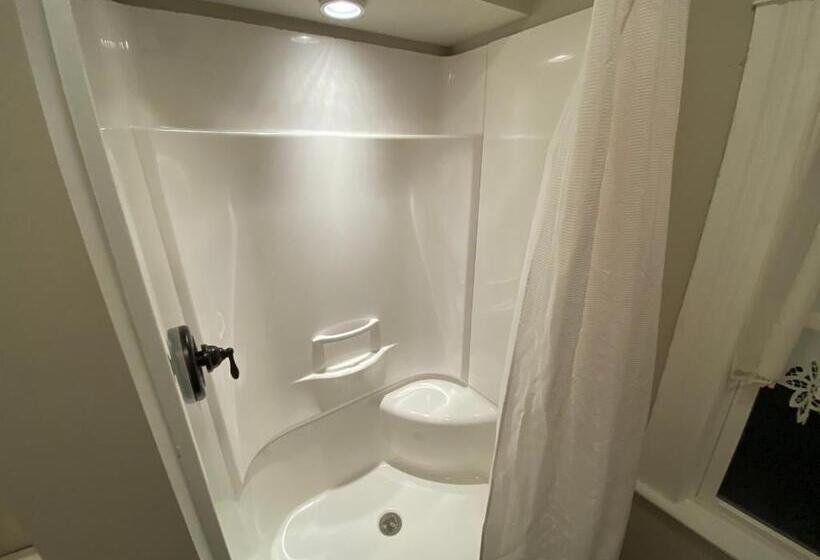 Twin Lakes Creamery, Grill & Inn