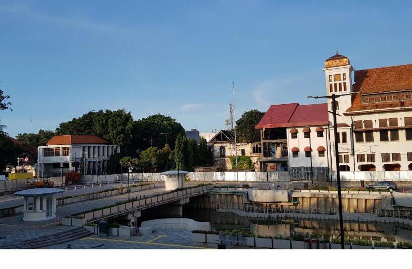 בית מלון כפרי Dequr Jakarta Kota