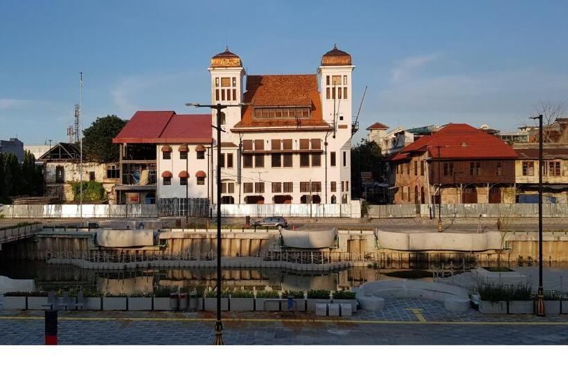 בית מלון כפרי Dequr Jakarta Kota