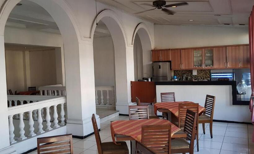 בית מלון כפרי Dequr Jakarta Kota