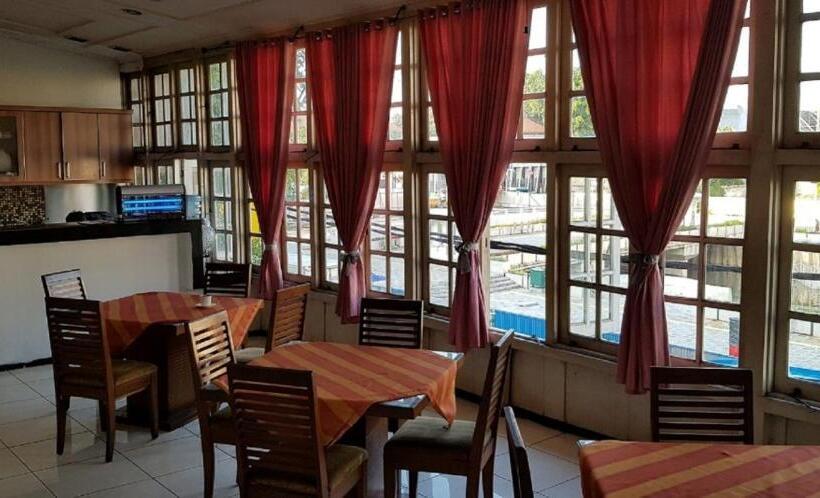 בית מלון כפרי Dequr Jakarta Kota