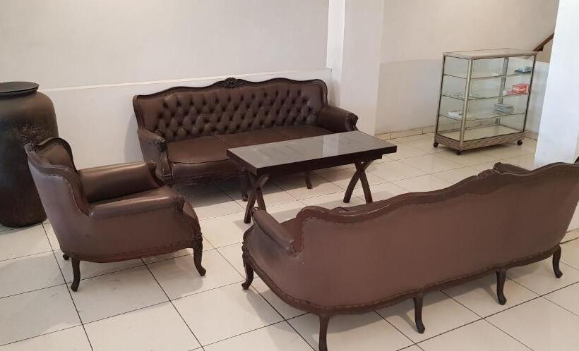 בית מלון כפרי Dequr Jakarta Kota