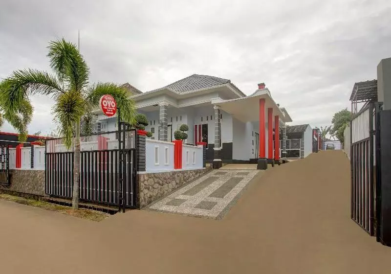 ホテル Oyo 3982 Azka Homestay Syariah