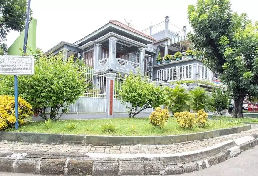 Hotelli Spot On 3961 Fico S Residence Syariah