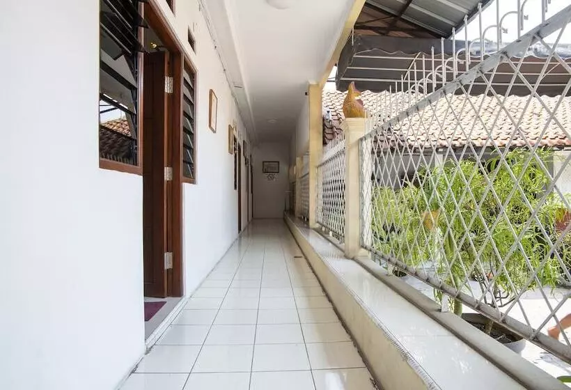 Hotelli Spot On 3961 Fico S Residence Syariah