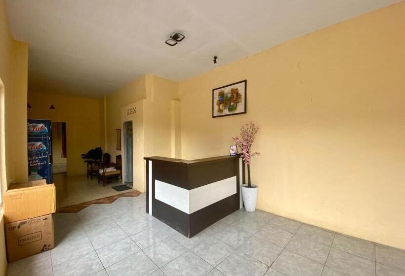 בית מלון כפרי Reddoorz Near Gedung Kesenian Palopo