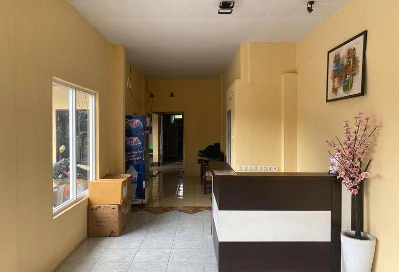 בית מלון כפרי Reddoorz Near Gedung Kesenian Palopo