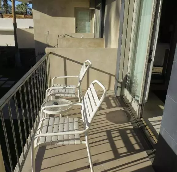 Hotel 7 Springs Inn & Suites