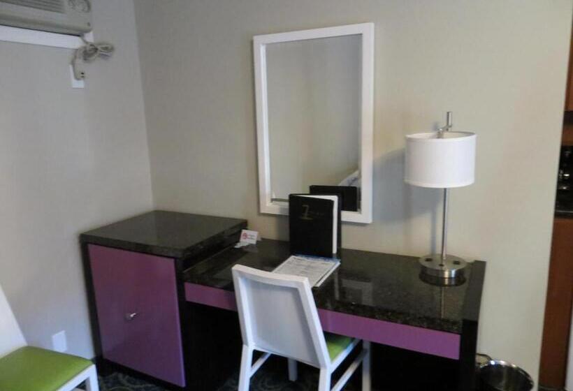 فندق 7 Springs Inn & Suites