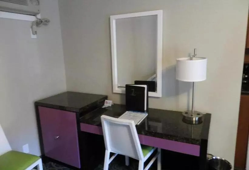 Hotel 7 Springs Inn & Suites