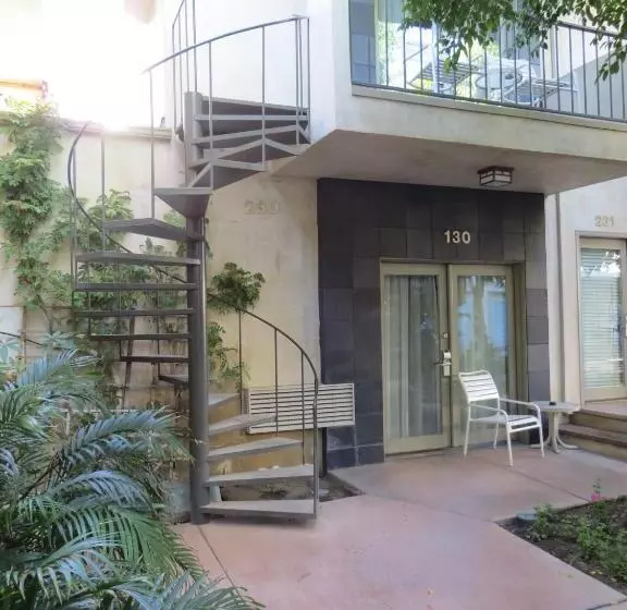 Hotel 7 Springs Inn & Suites