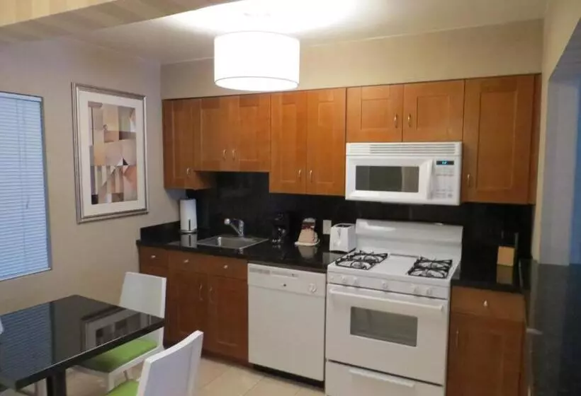 Hotel 7 Springs Inn & Suites