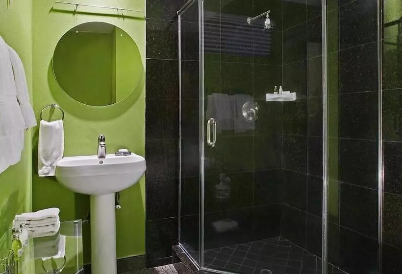 Hotel 7 Springs Inn & Suites