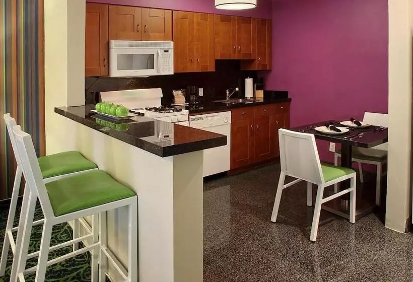 Hotel 7 Springs Inn & Suites