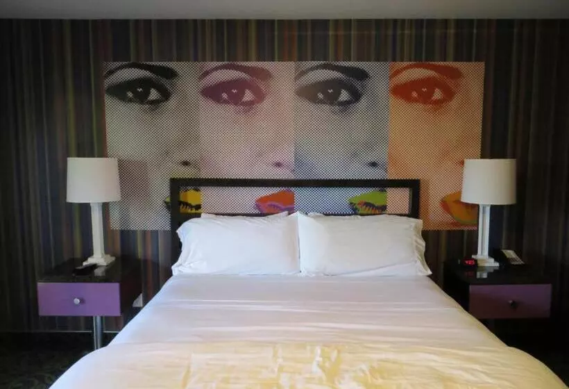 Hotel 7 Springs Inn & Suites