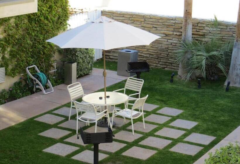 فندق 7 Springs Inn & Suites