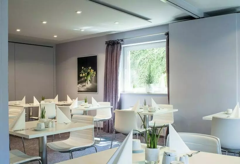 Airport Hotel By The New Yorker