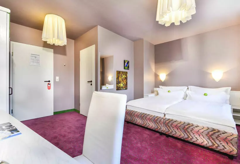 Airport Hotel By The New Yorker