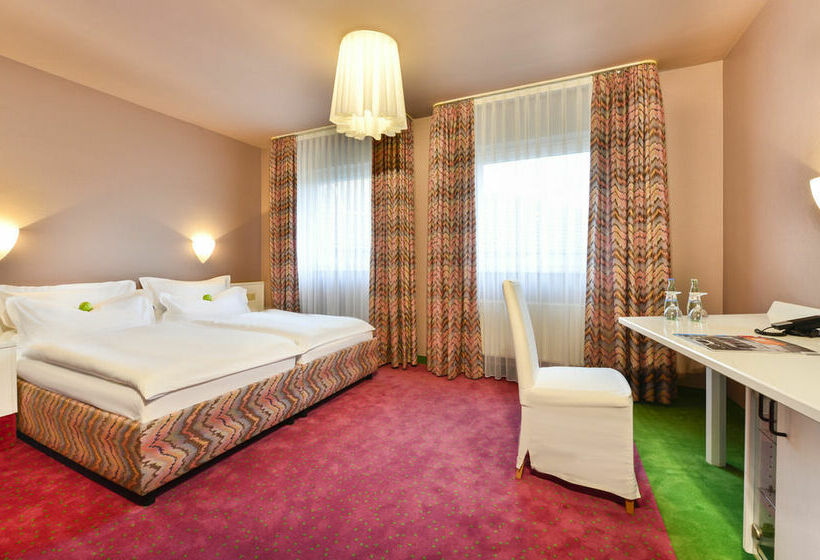 Airport Hotel By The New Yorker