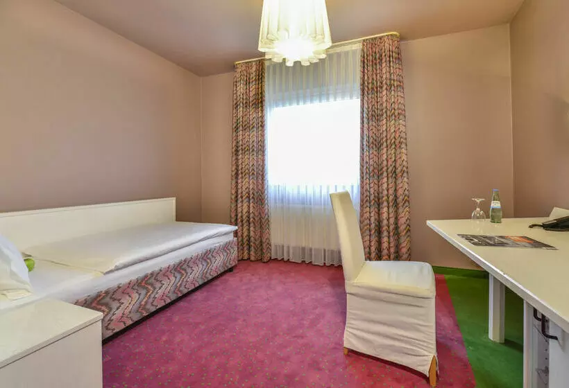 Airport Hotel By The New Yorker